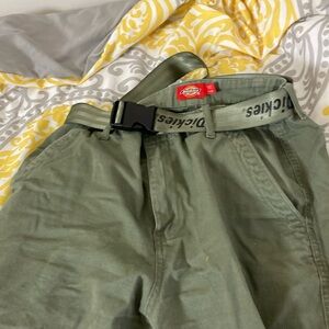 Size 7/28 medium, Green cargo Dickies pants.
